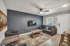King Suite w Fast WIFI - Free parking, Sleeps 6